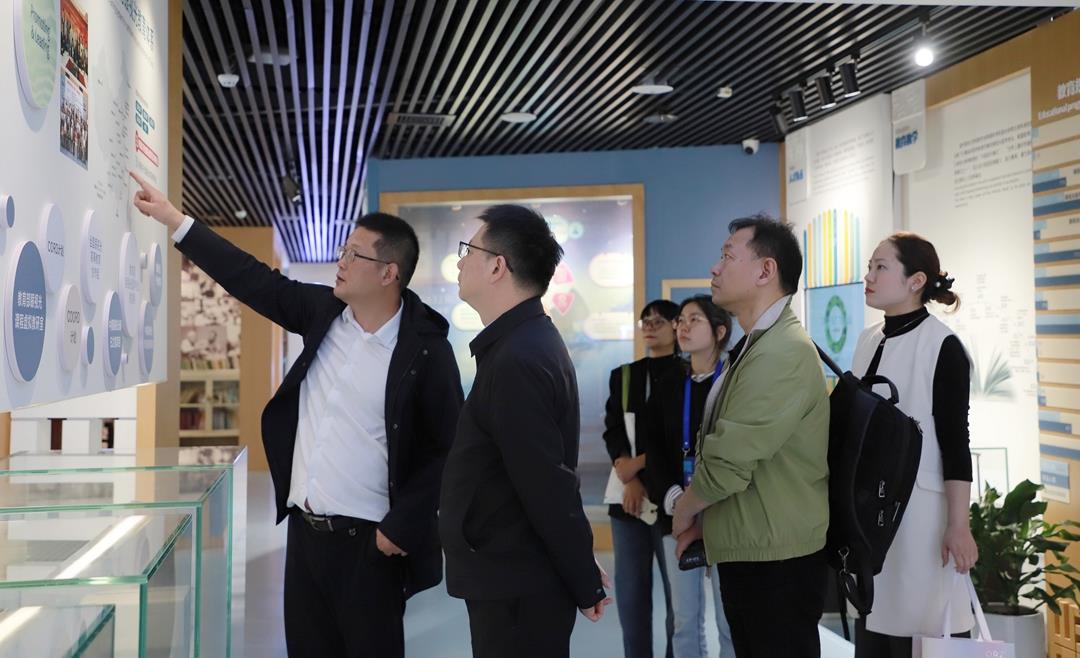 6、参观 院史馆_副本.jpg