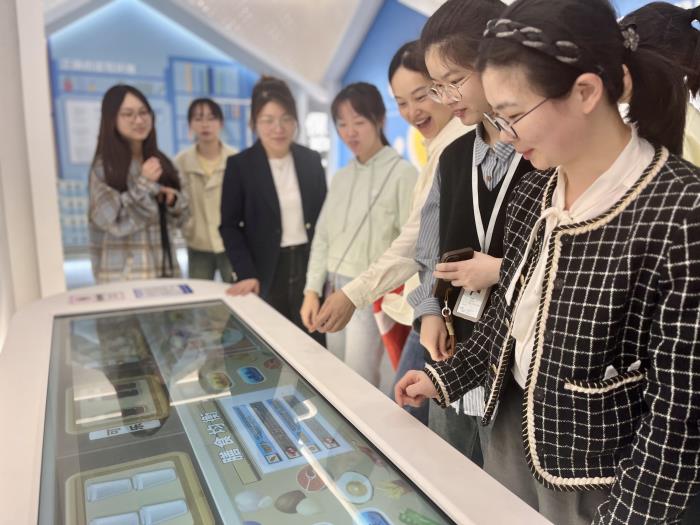 参观2.jpg 参观2.jpg