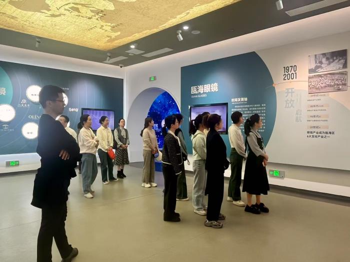 参观1.jpg 参观1.jpg