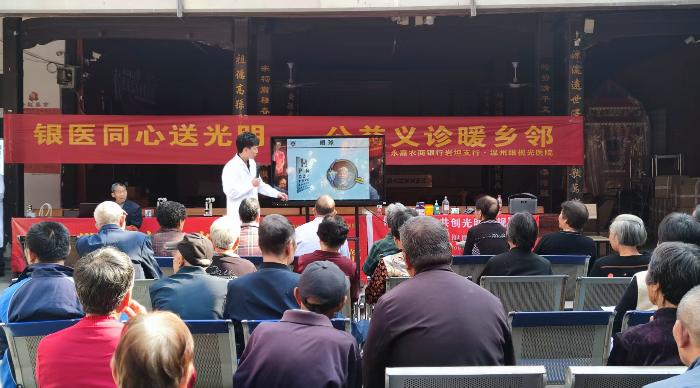 讲课.jpg
